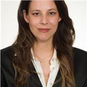 Profesional creativa, graduada en Bellas Artes con matrícula de honor en escultura